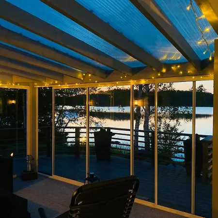 Idyllic Lakeside Chalet *